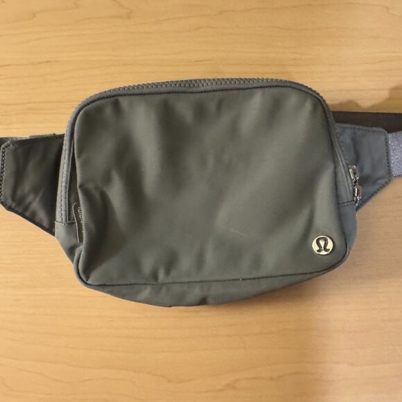 Lululemon Gray Waist Bag Lightwe Nylon Everyday On-the-Go Style - Picture 1 of 7